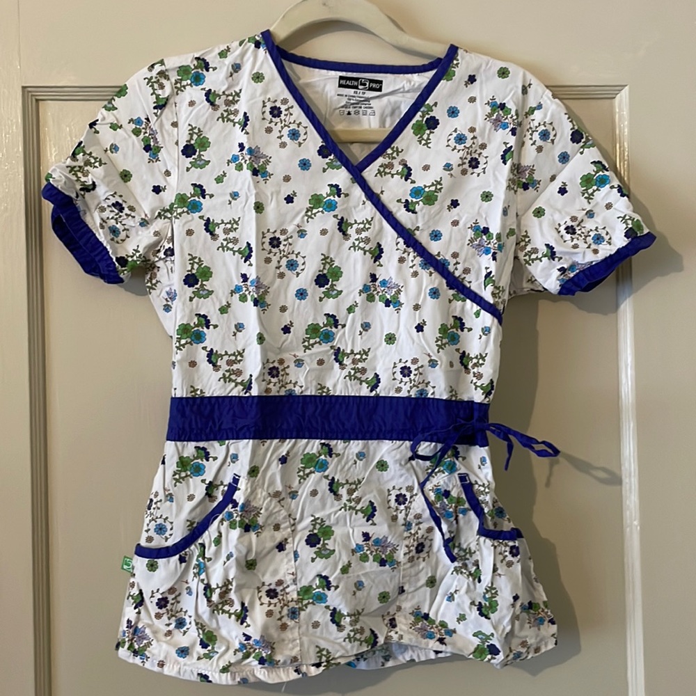 Scrub top. Perfect for healthcare worker. Two pockets. EUC.